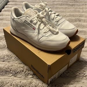 Woman’s white reebok classics